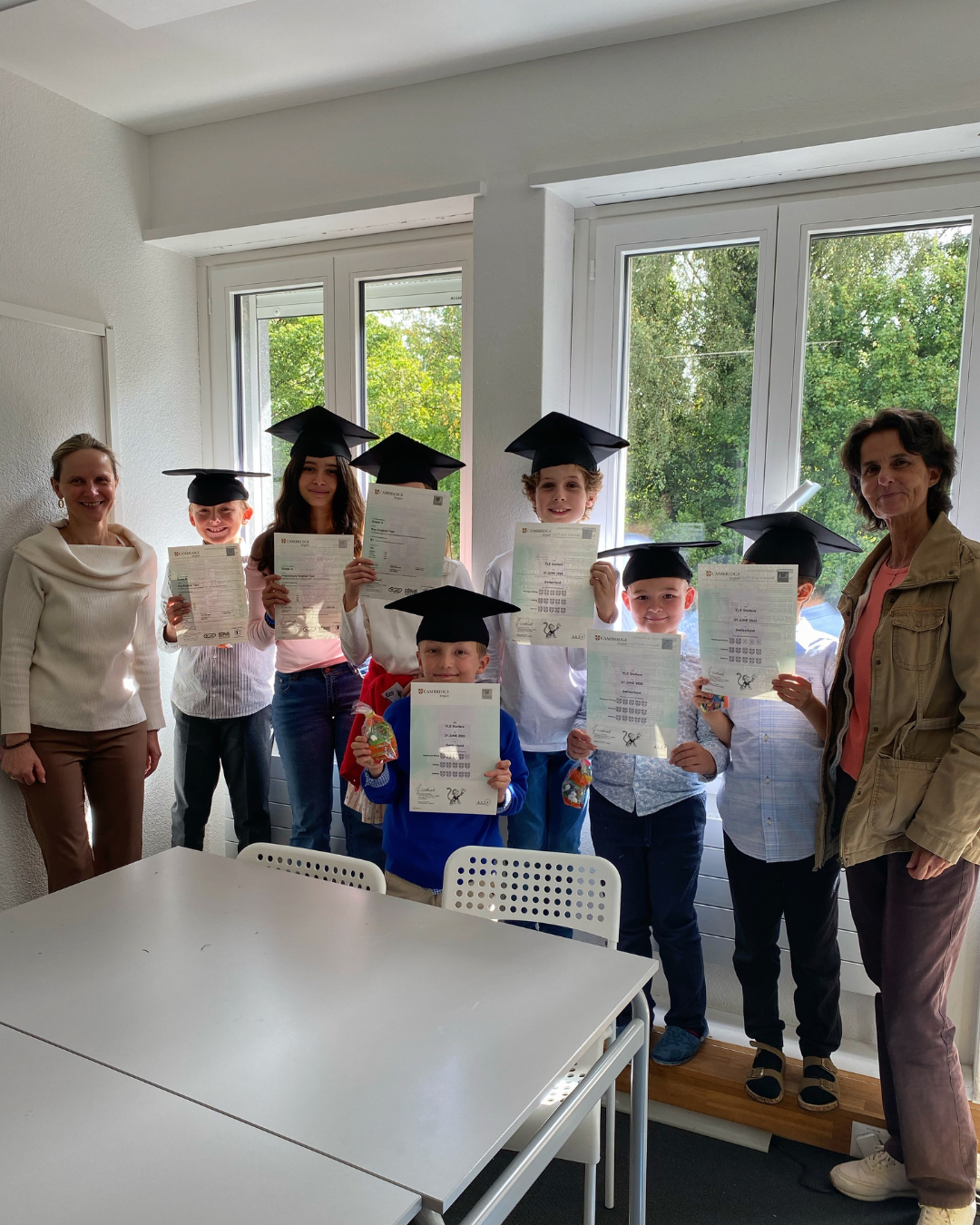 Elèves célébrant leur réussite aux Cambridge Assessment English